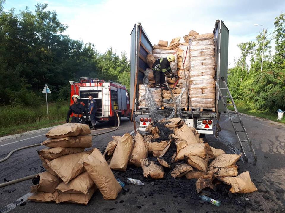 На об'їзній в Ужгороді гасили пожежу у вантажівці, що перевозила деревне вугілля (ФОТО)