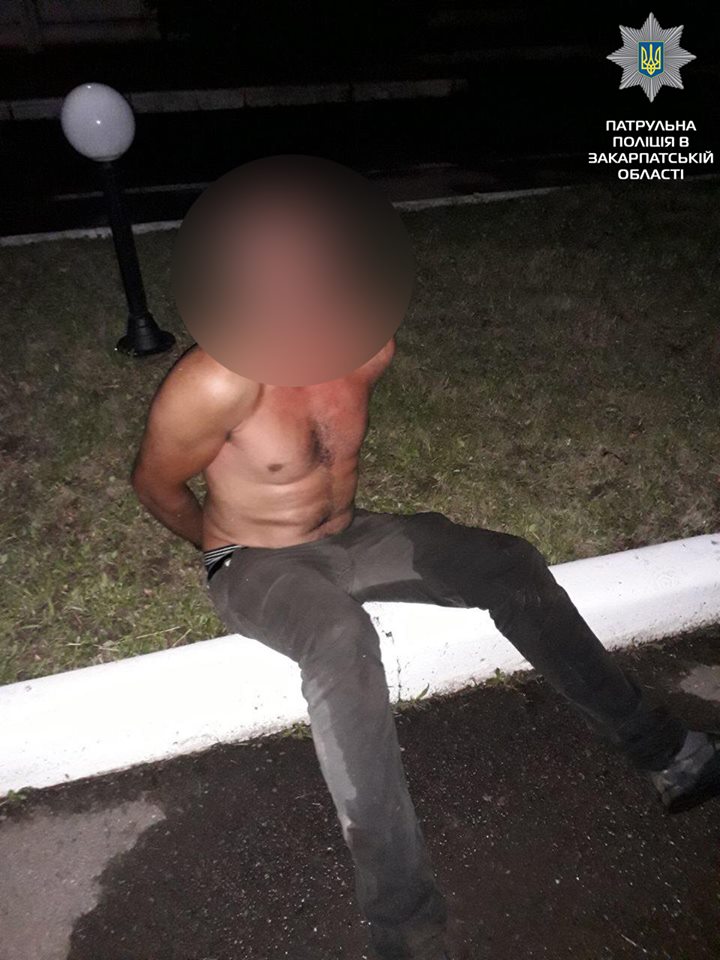 У Ракошині на Мукачівщині молодик погрожував поліцейським вилами, а інший ударив полісмена залізним стільцем (ФОТО)
