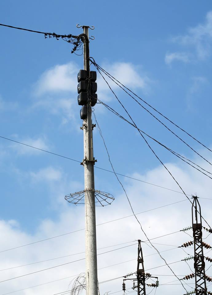 ФОТОФАКТ. В Ужгороді на "циганській" Радванці електролічильники встановлюють на 15-метровій висоті і за колючим дротом (ФОТО)