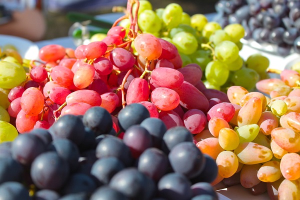 Столовий виноград з Закарпаття з'явився на ринках України на місяць раніше і вдвічі дорожчий