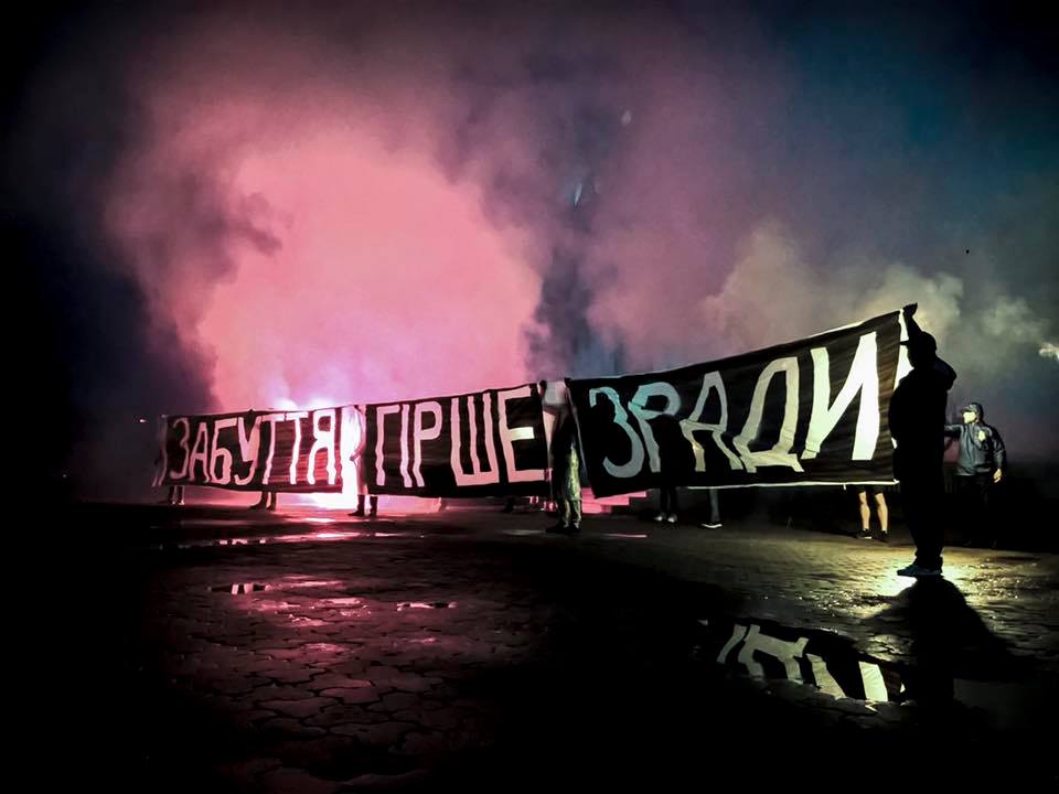 В Ужгороді націоналісти на підтримку бранців Кремля розгорнули банер та запалили фаєри (ФОТО, ВІДЕО)