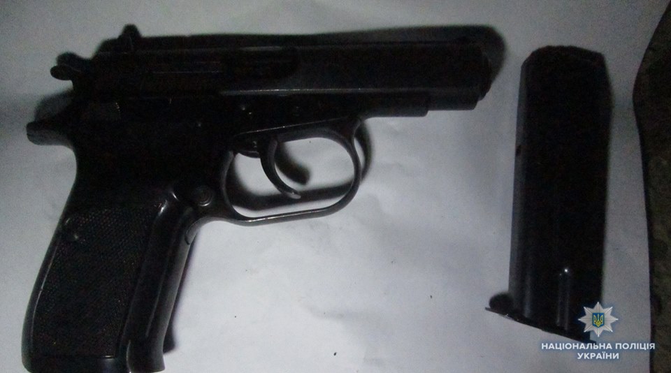 В Ужгороді у чоловіка з "підозрілою поведінкою" вилучили пістолет (ФОТО)