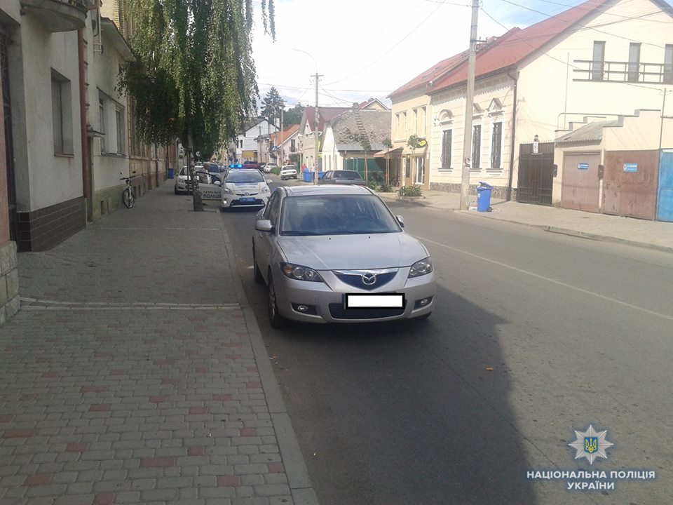 В Ужгороді 69-річна водійка "Мазди", травмувавши 62-річну велосипедистку, втекла з місця ДТП (ФОТО)