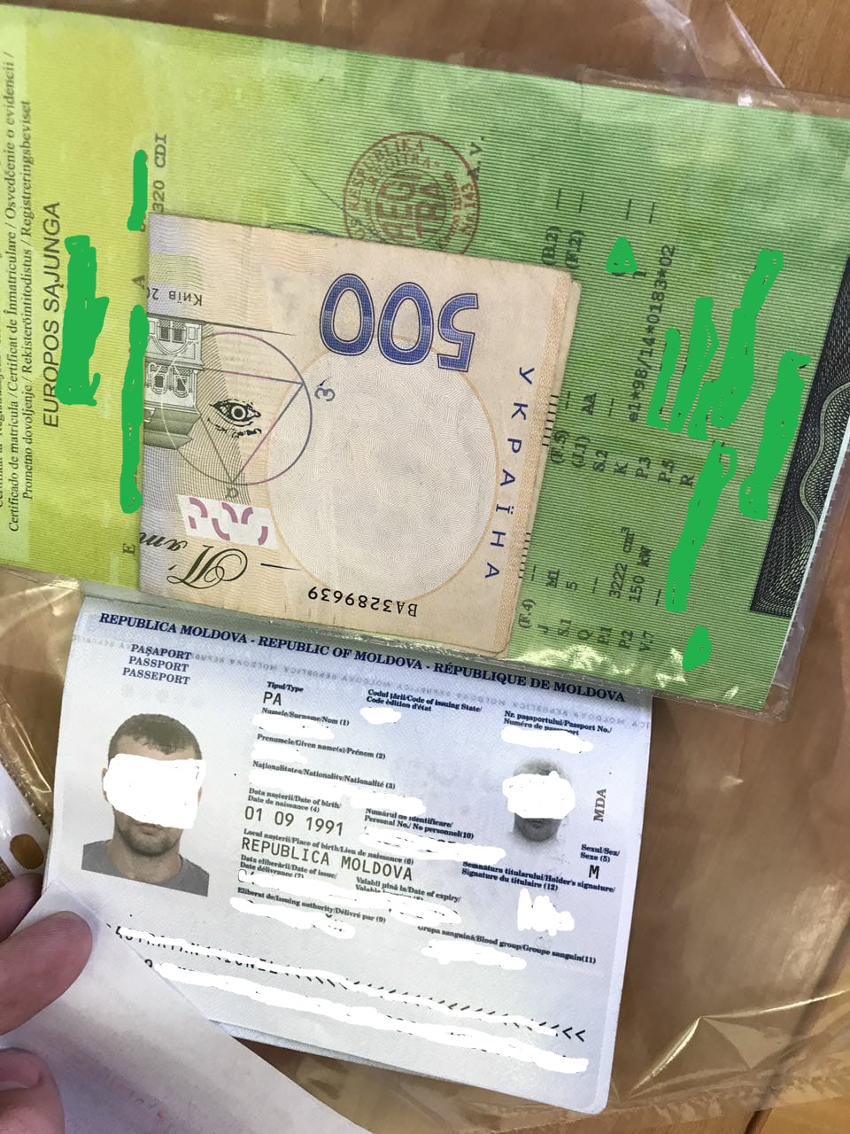 Громадянин Молдови спробував за 500 грн хабара завезти в Україну авто на іноземній реєстрації на підставну особу (ФОТО)