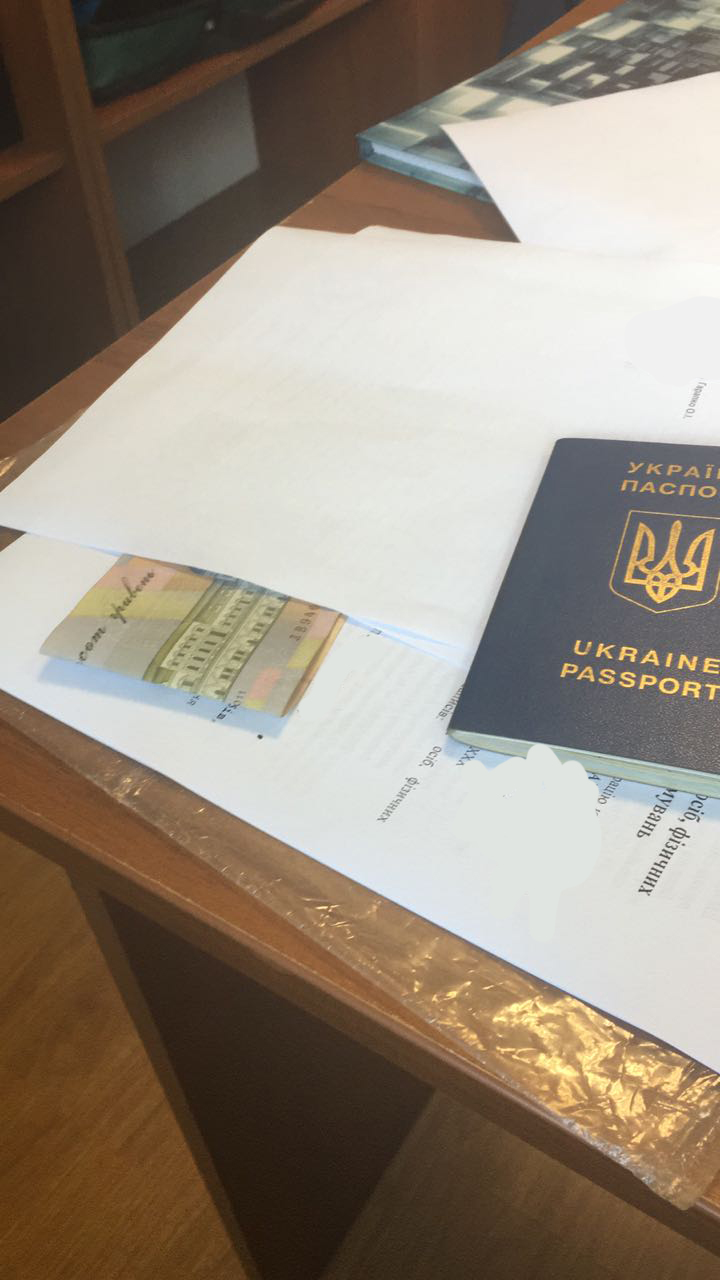 Українець спробував домовитися із митником на Закарпатті, аби той за 500 грн не перевіряв довідку про ремонт "євробляхи" (ФОТО)