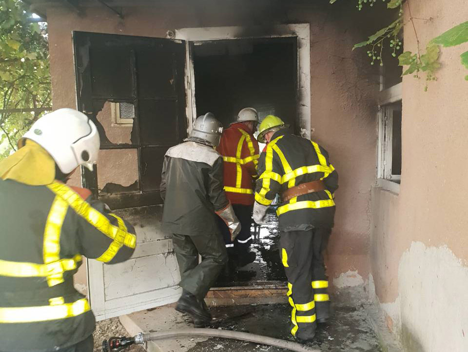 Трьох малолітніх дітей та батька врятовано на пожежі в будинку у Хусті (ФОТО)