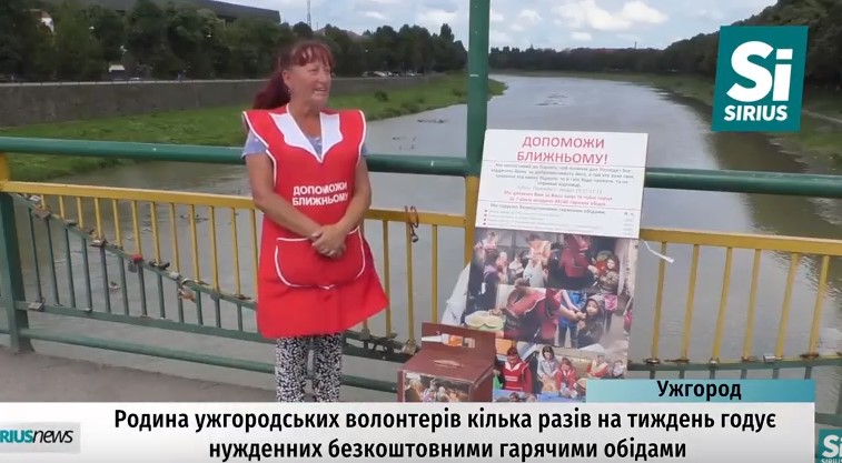 Родина волонтерів в Ужгороді кілька разів на тиждень годує нужденних безкоштовними обідами (ВІДЕО)