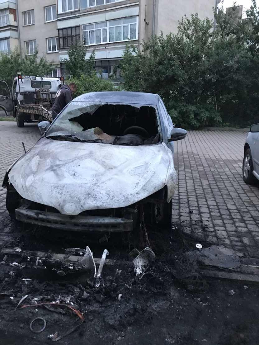 В Ужгороді підпалили автомобіль офіцера внутрішньої та власної безпеки Держприкордонслужби (ФОТО)
