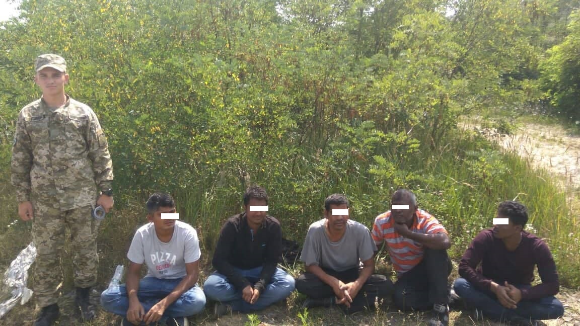 На Ужгородщині затримали 6-ох нелегалів, котрі розповіли про вимагання та погрози вбивством від організаторів міграції (ФОТО)