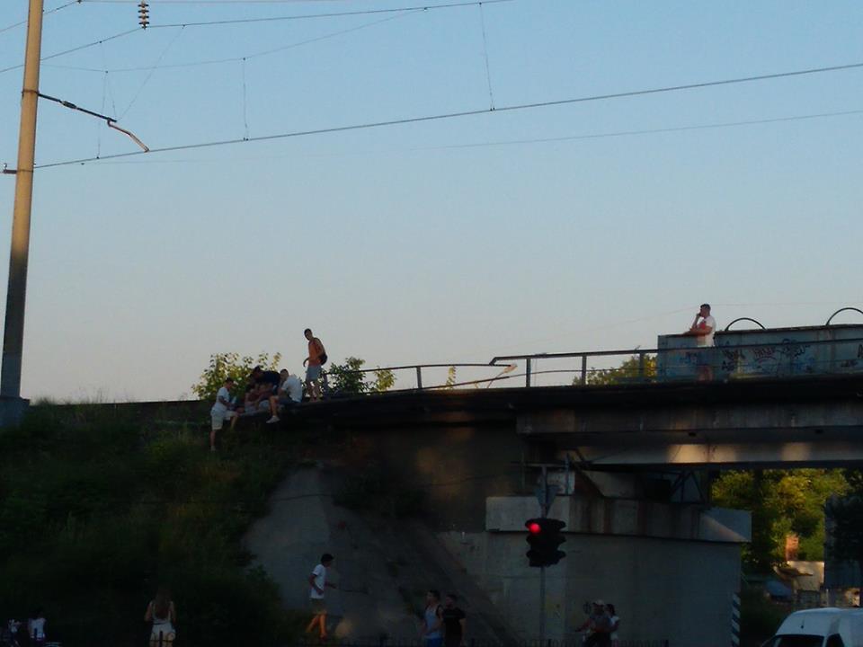 В Ужгороді жінці не дали стрибнути із залізничного мосту (ФОТО)