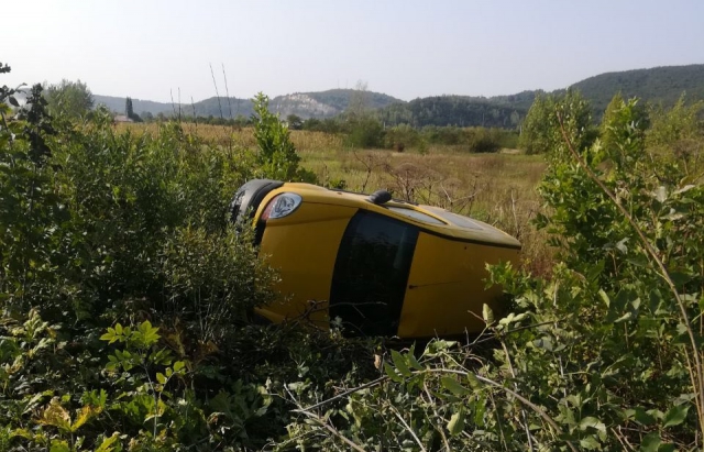 Під Хустом внаслідок зіткнення з ВАЗом Renault перекинувся у кювет (ФОТО)
