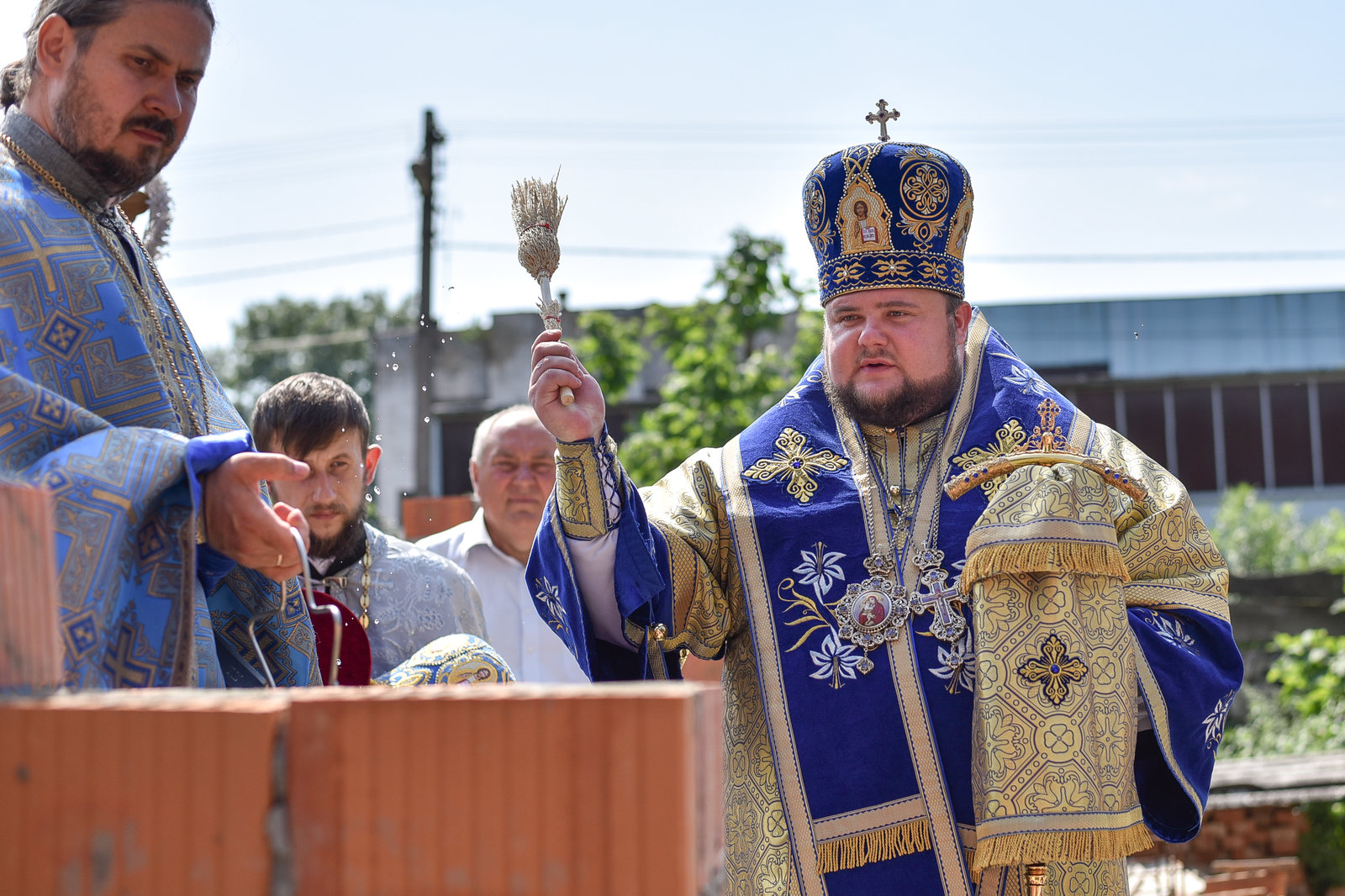 В Ужгороді освятили фундамент та заклали першу цеглину нової церкви УПЦ КП (ФОТО)