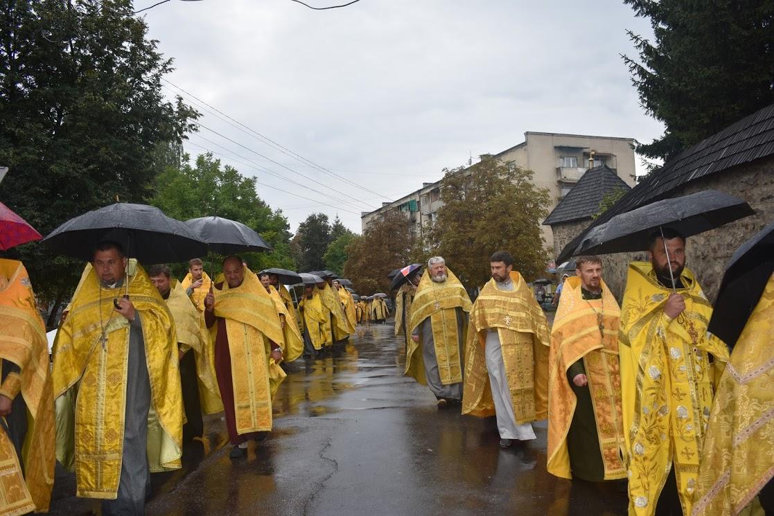 У Хусті православні Московського патріархату пройшли хресною ходою з молитвою "за рідний край" (ФОТО)
