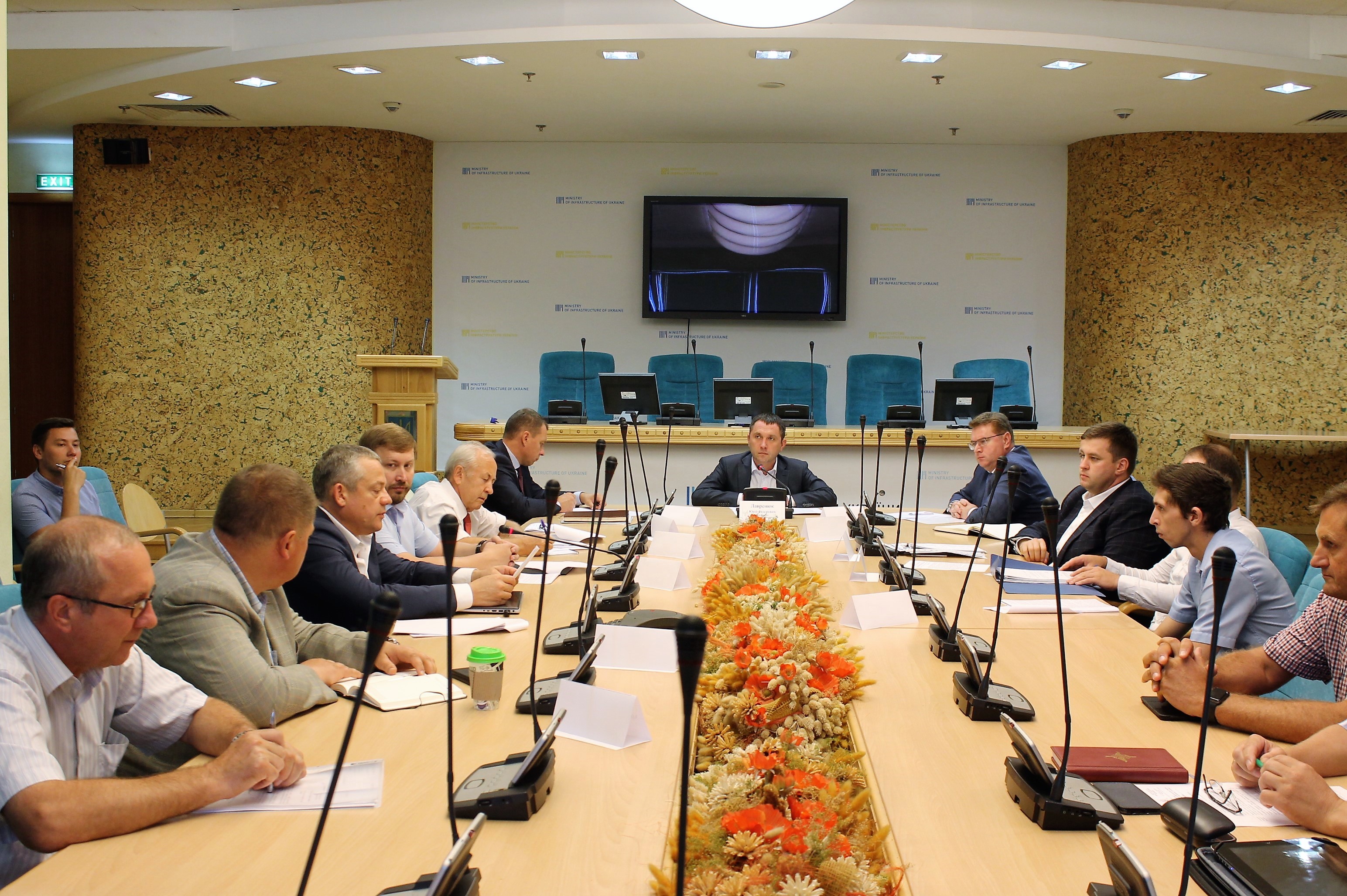 На нараді в Мінінфраструктури обговорили питання відновлення аеропорту "Ужгород" та можливості його передачі у державну власність (ФОТО)