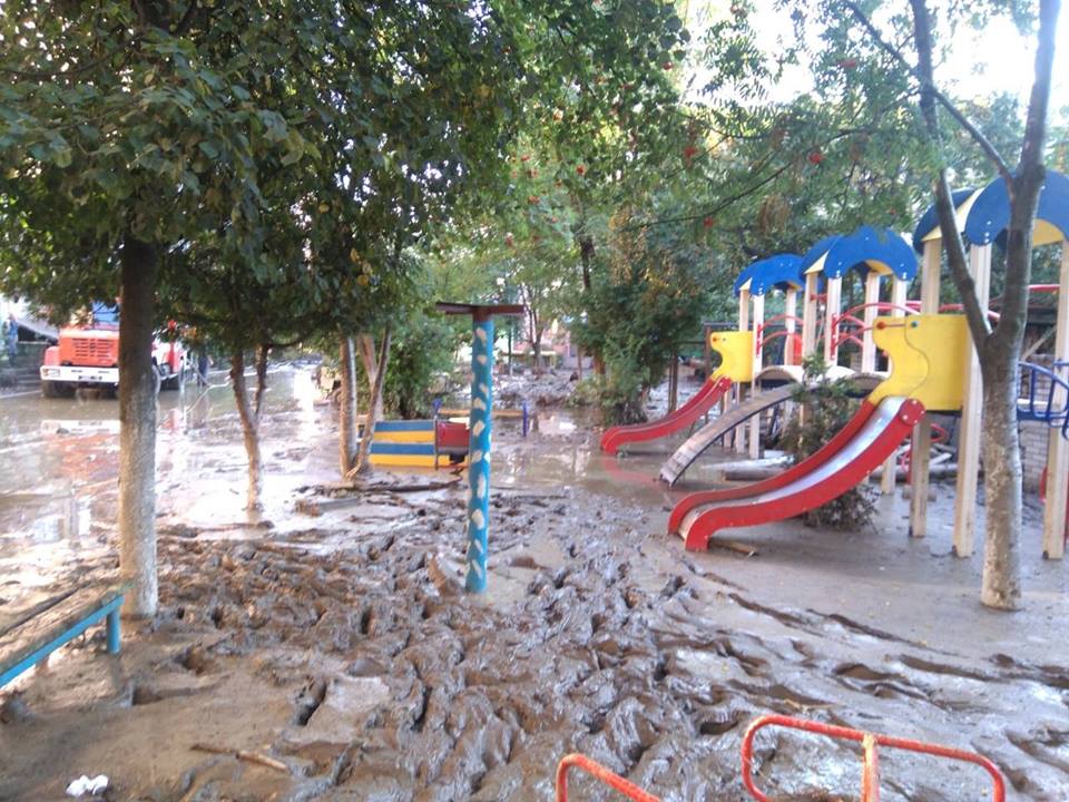 У ДСНС в Закарпатській області опублікувало вражаючі фото наслідків водяної стихії в Рахові (ФОТО)