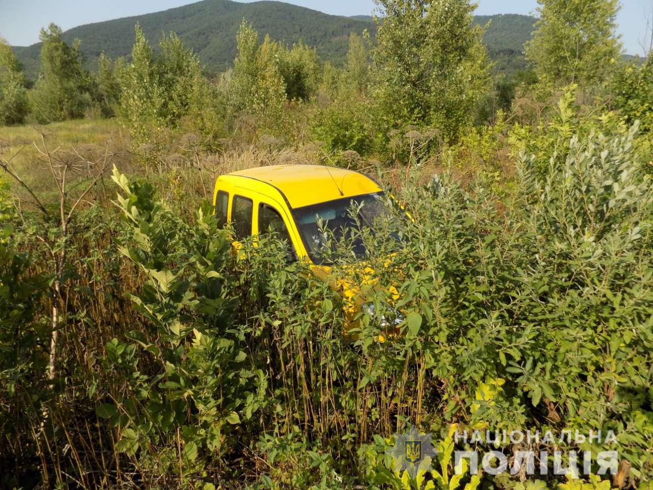 Унаслідок зіткнення ВАЗу та Renault Kangoo на Хустщині постраждав 9-річний пасажир (ФОТО)
