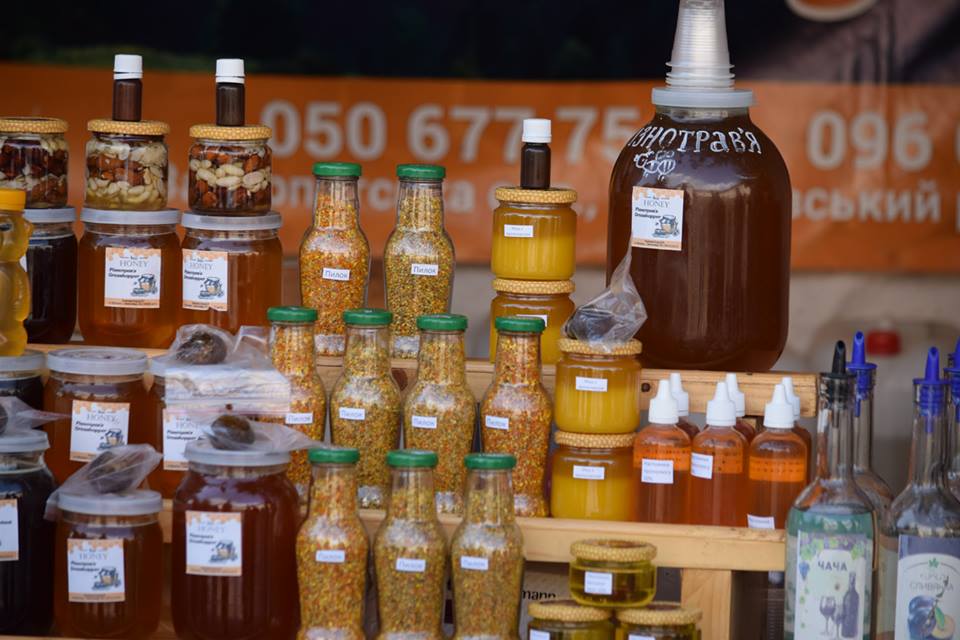 В Ужгороді офіційно відкрили "Медовий спас" та освятили мед (ФОТО)
