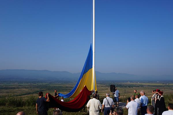 На горі Капуна біля Тячева підняли синьо-жовтий та червоно-чорний прапори (ФОТО)