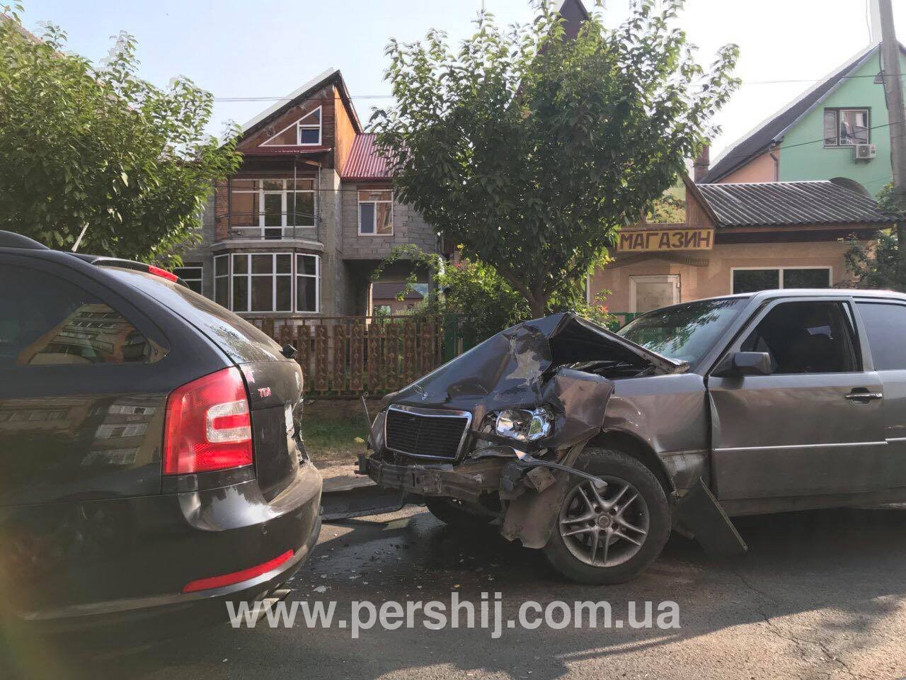 У Мукачеві сталася ДТП за участі кількох авто, в одному з яких була й дитина (ФОТО, ВІДЕО)