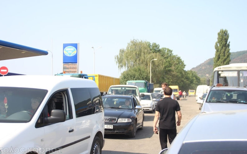 На Виноградівщині, вимагаючи ремонту дороги, люди вкотре перекрили рух біля Текова (ФОТО, ВІДЕО)