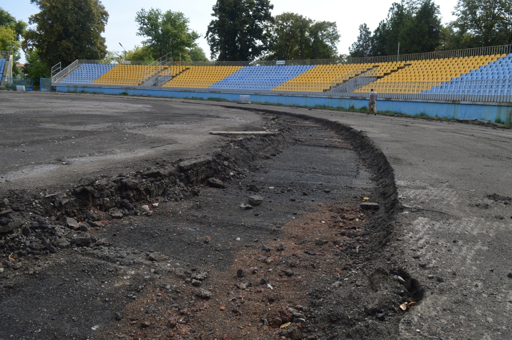 На "Авангарді" в Ужгороді оновлюють бігову доріжку та футбольне поле (ФОТО)