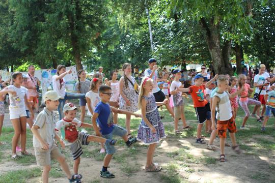 Понад три сотні дітей та дорослих зібрав еко-арт-пікнік "Остра the best" у Кам’яниці на Ужгородщині (ФОТО)