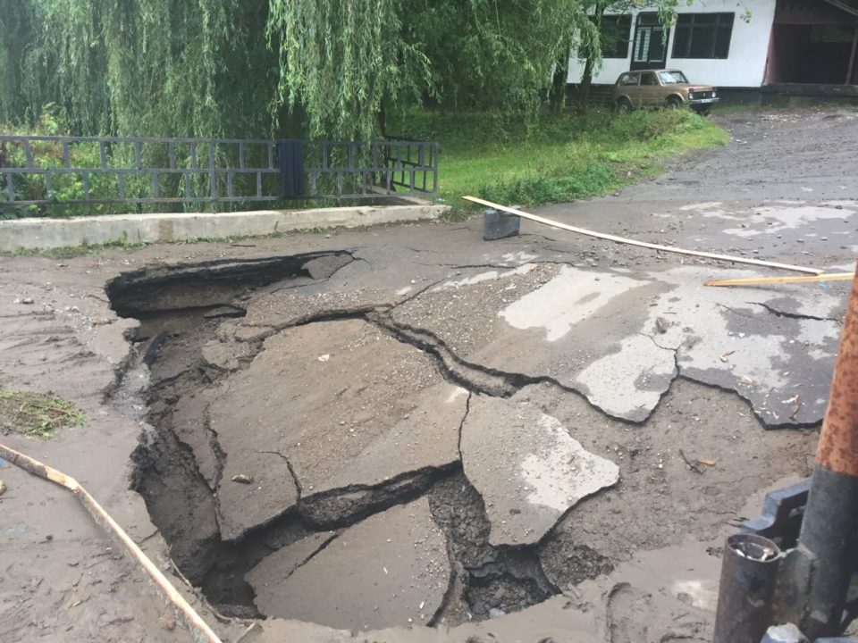 Паводкова хвиля зруйнувала міст на околиці Рахова (ФОТО)