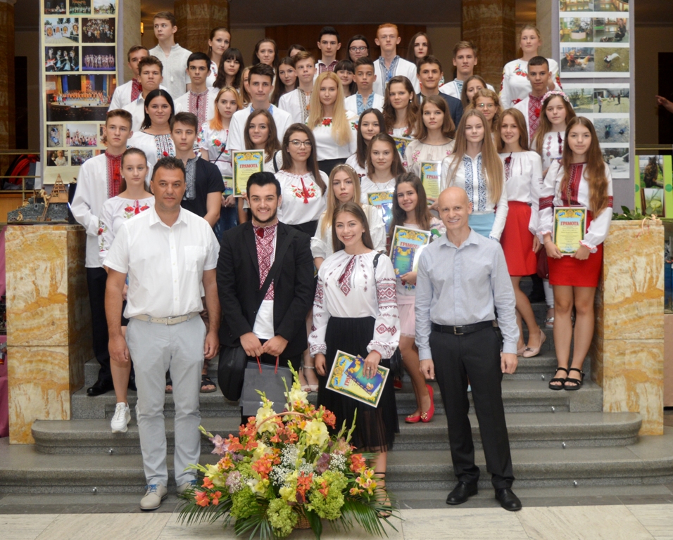 В Ужгороді привітали найуспішніших випускників області та їх педагогів (ФОТО)