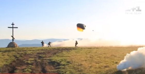 Четверо ветеранів війни на cході України десантувалися з парашутами на закарпатській полонині Руна (ВІДЕО)