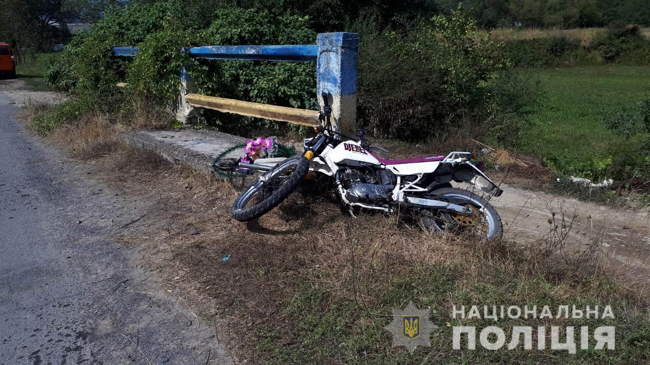 На Свалявщині мотоцикліст після зіткнення з бетонною опорою мосту опинився у реанімації (ФОТО)
