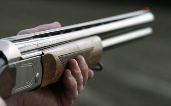 У Мукачеві від 32-річного чоловіка, що стріляв посеред вулиці у повітря, вилучили мисливську зброю