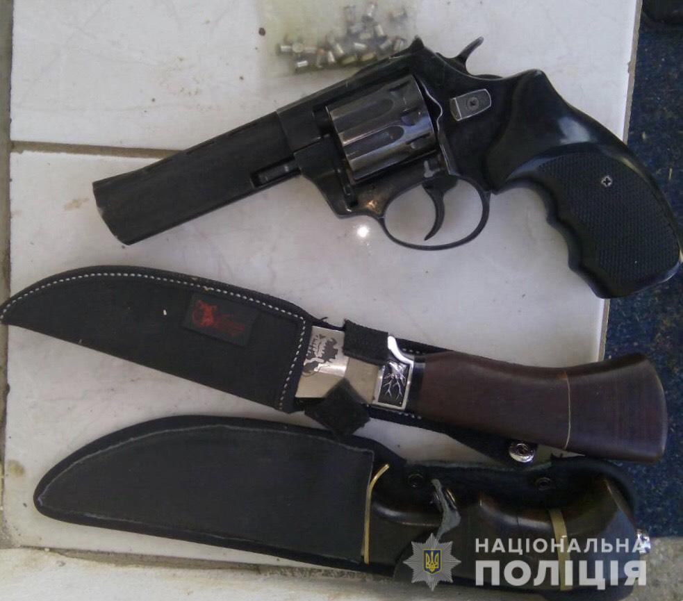 Під час обшуку будинку мешканця Осою на Іршавщині вилучили револьвер, набої та мисливські ножі (ФОТО)