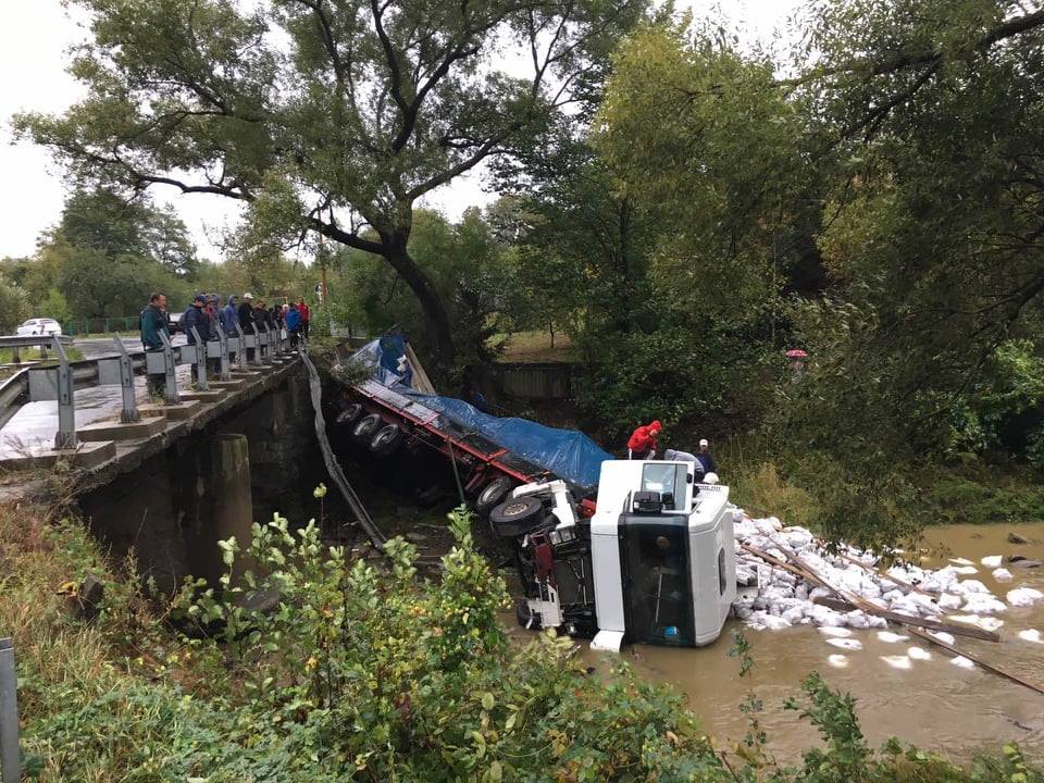 На Свалявщині загинув водій Renault Magnum, злетівши з моста в річку (ФОТО)
