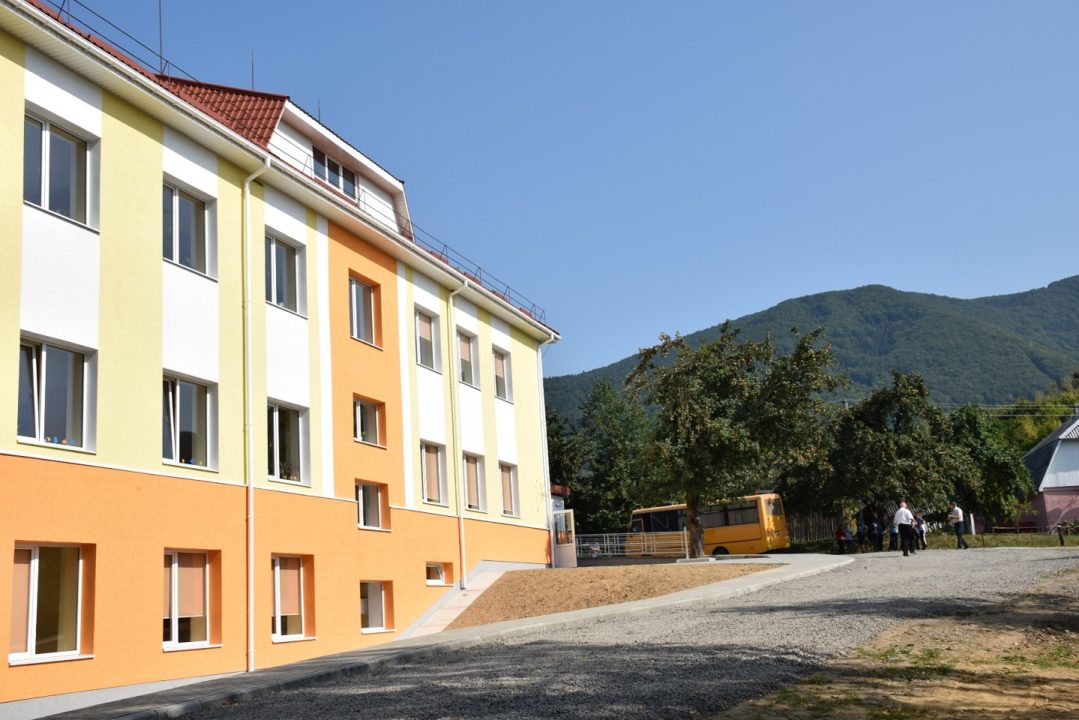 У високогірній Вишці на Великоберезнянщині відкрили новий комплекс із школою, дитсадком та амбулаторією (ФОТО)