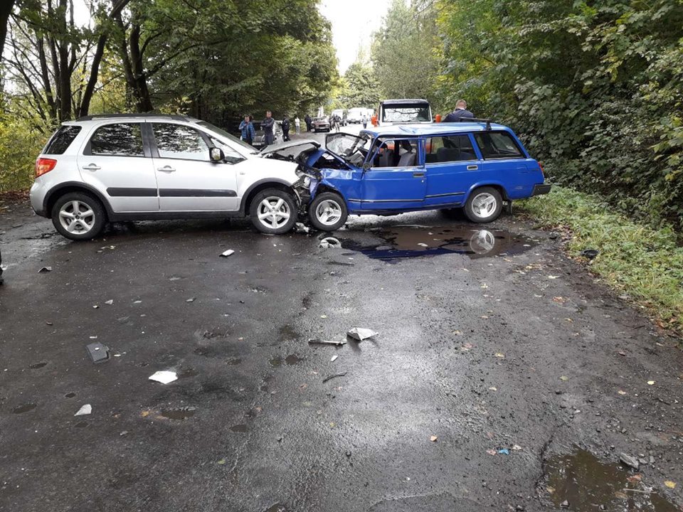 В Іршаві п'яний екс-керівник міліції спричинив ДТП, розбивши дві автівки (ФОТО)
