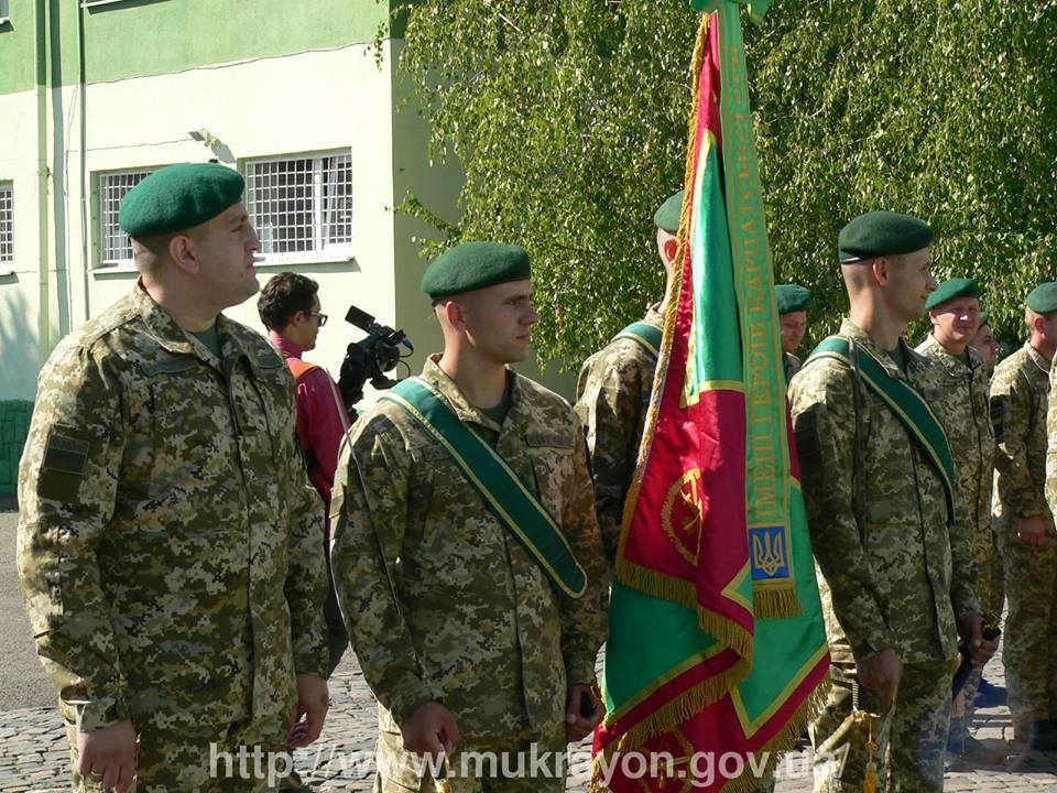 Мукачівському прикордонному загону вручили стрічку до бойового знамена та передали десяток "Рено Дастер" (ФОТО)