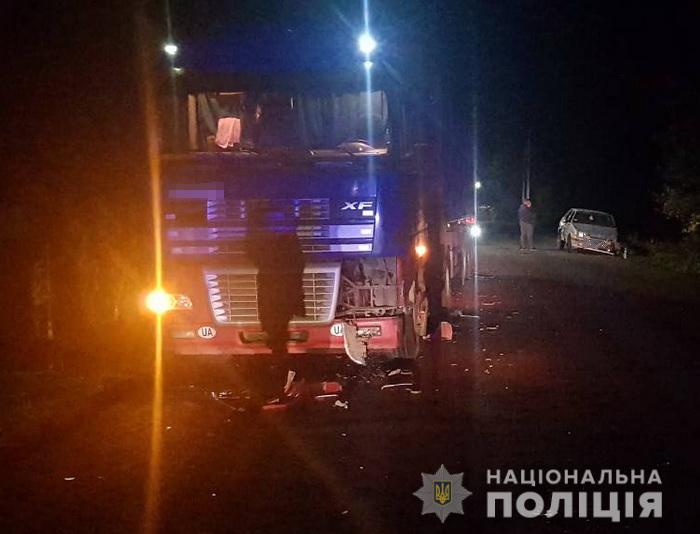 На Рахівщині нетверезий водій ВАЗу, виїхавши вночі на зустрічну смугу, зіткнувся з вантажівкою (ФОТО)