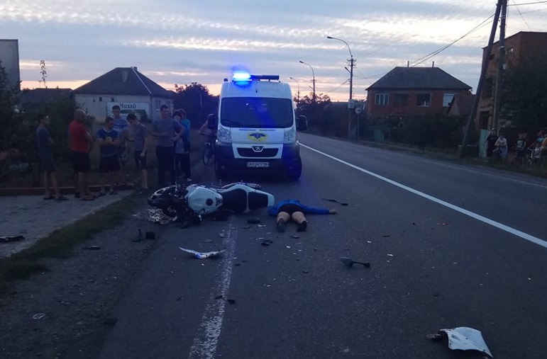 У Ракошині, врізавшись у зад вантажівки, загинув мотоцикліст (ФОТО)