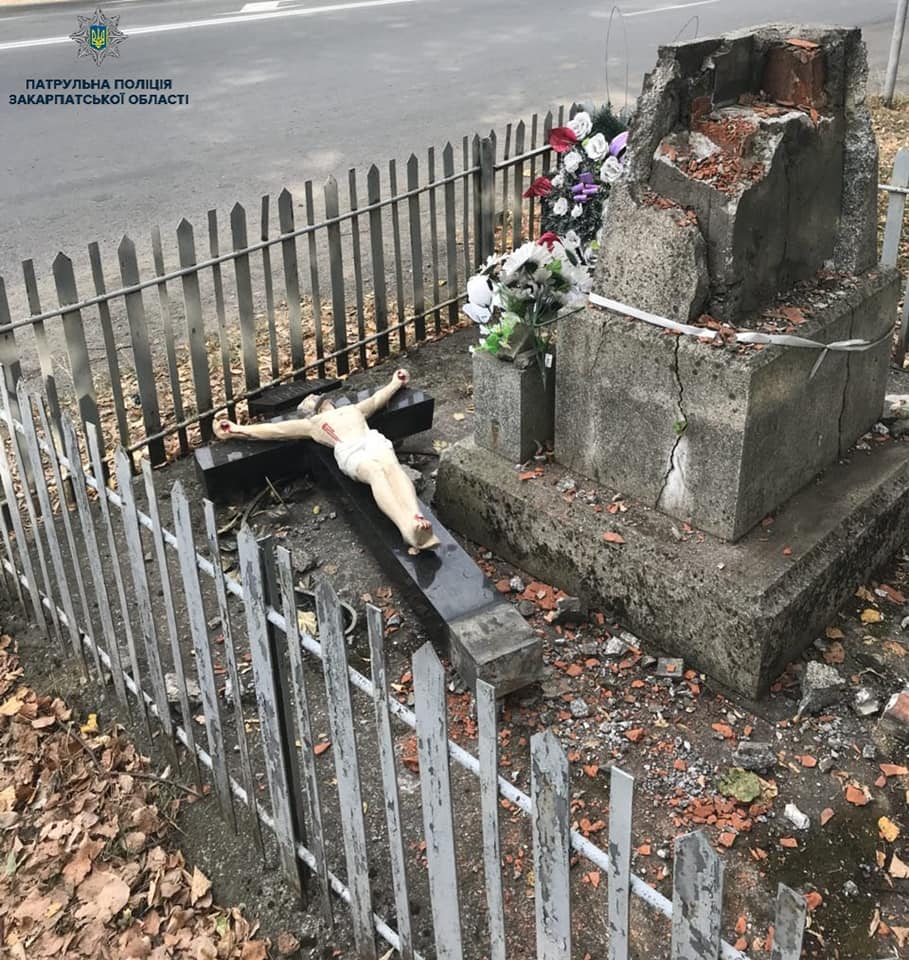 У Мукачеві нетверезий чоловік "заради ремонту" розбив мармуровий хрест (ФОТО)