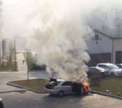 В Ужгороді горіла автівка Toyota Avensis (ФОТО, ВІДЕО)