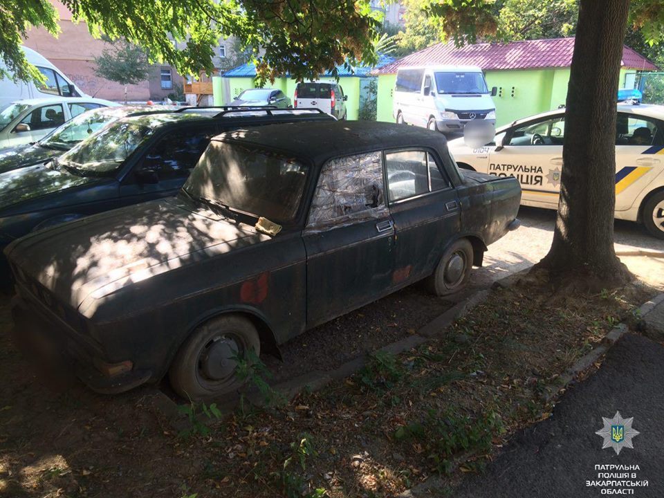 В Ужгороді власник "Москвича" виявив сплячого чоловіка, котрий заліз в авто, розбивши скло (ФОТО)