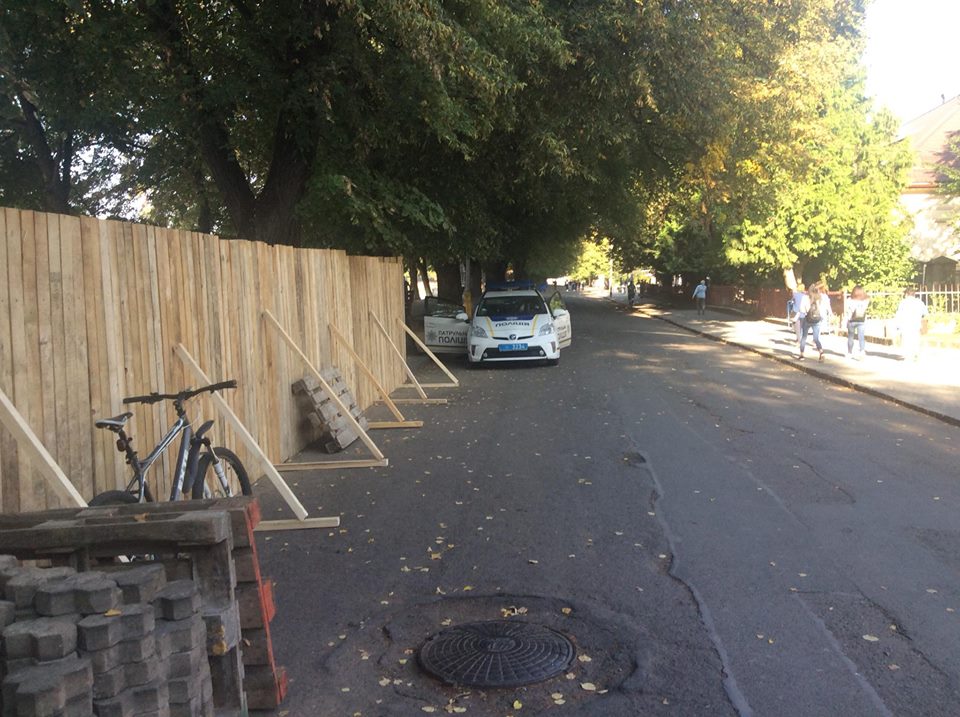 На набережній Незалежності в Ужгороді змонтували загороджувальний паркан і пригнали грейдер (ФОТО, ВІДЕО)