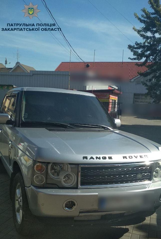 Зупинений в Ужгороді за порушення ПДР водій  Land Rover-а лаявся на копів і вдарив патрульну