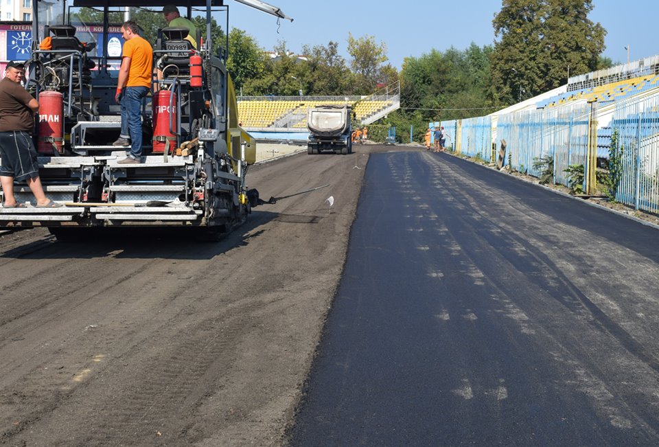На стадіоні "Авангард" в Ужгороді ставлять нижній шар асфальтобетонної основи під гумове покриття (ФОТО)