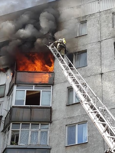В Ужгороді на Минайській – пожежа у багатоповерхівці (ФОТО, ВІДЕО)