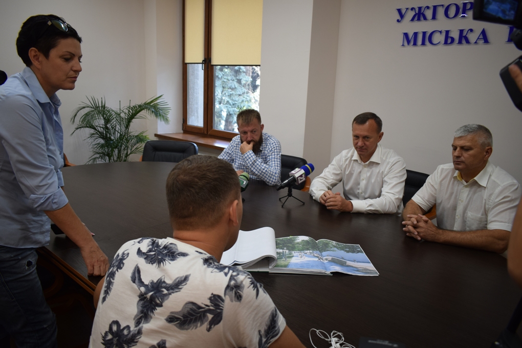Влада Ужгорода спробувала відповісти на проблемні питання запланованої реконструкції набережної Незалежності (ФОТО)