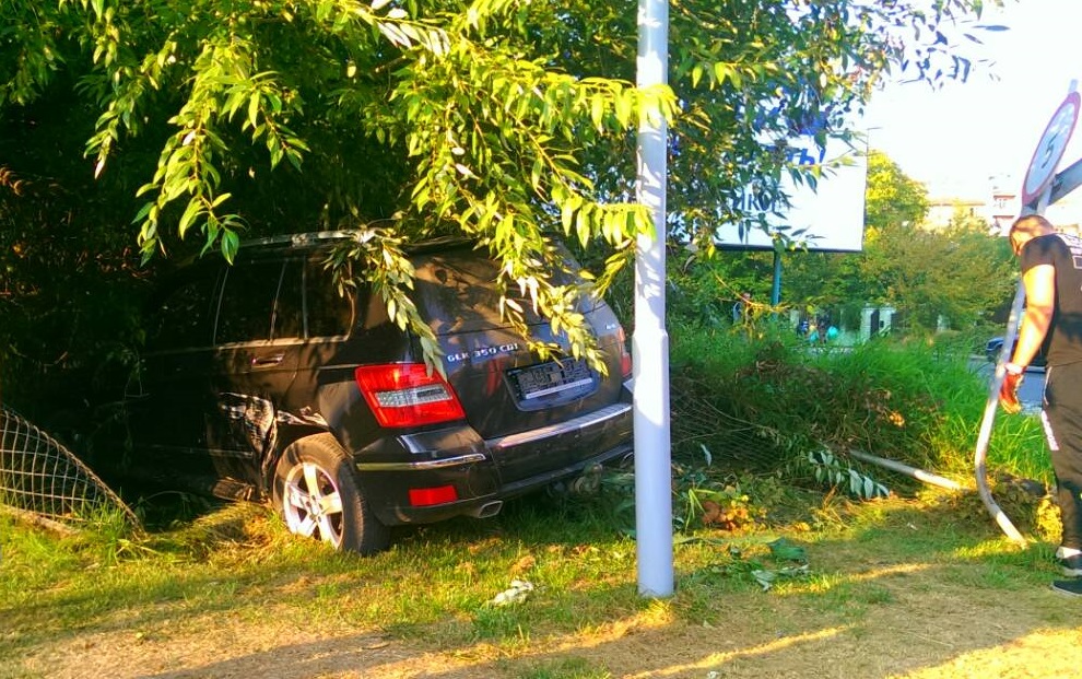 В Ужгороді Mercedes злетів з дороги і застряг поміж дерев (ФОТО, ВІДЕО)