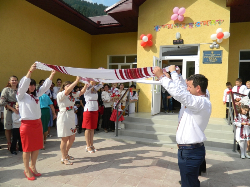 На Рахівщині, у Вільховатому, відкрили нову школу (ФОТО)