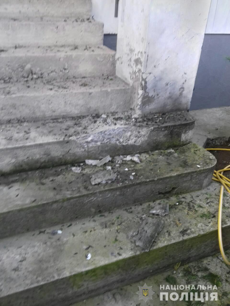 На подвір'я будинку місцевої депутатки у Виноградові кинули гранату (ФОТО)