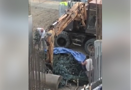 Працівники будівництва, де впав кран, намагалися прикопати на будмайданчику гілки понівечених ялинок (ВІДЕО)